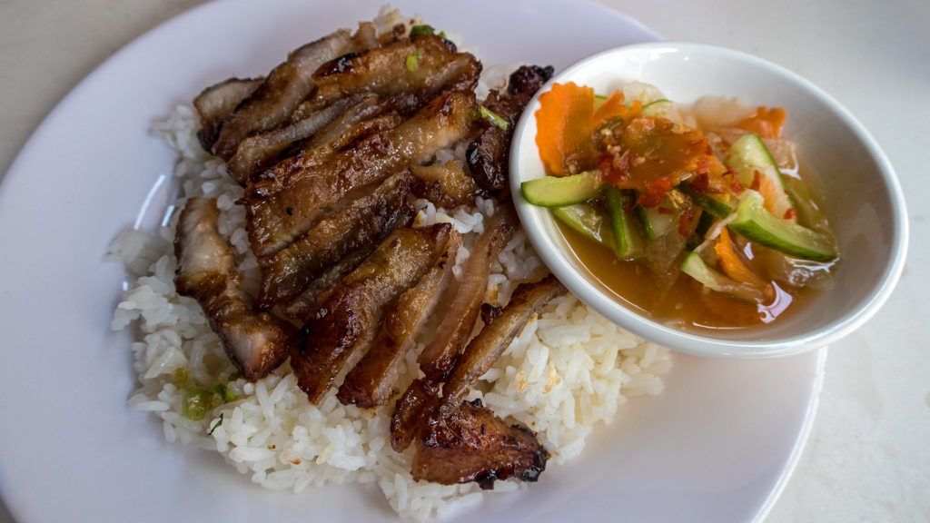 Bai Sach Chrouk, Schweinefleisch auf Reis zum Frühstück in Kambodscha
