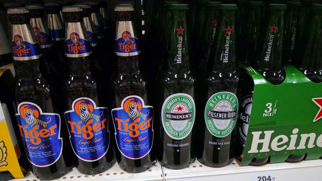 Tiger und Heineken Biere in einem Supermarkt in Thailand