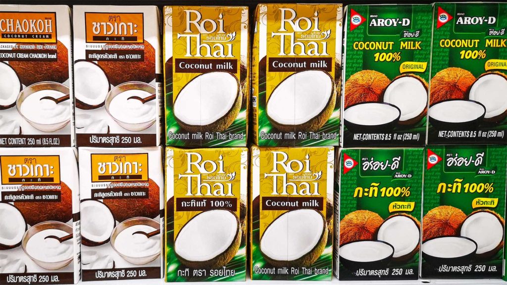 Verschiedene Sorten von Kokosmilch aus Thailand
