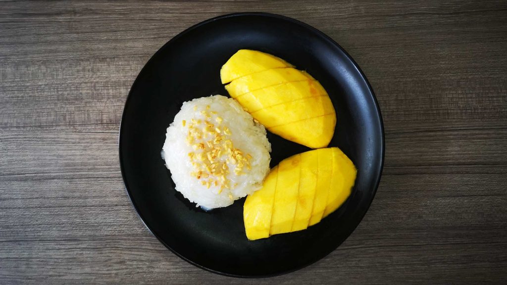 Mango Sticky Rice (Khao Niao Mamuang) ist ein echter Klassiker unter den Thai Desserts